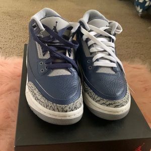 These are the Georgetown Jordan 3s. Used, box and shoes is in good condition.